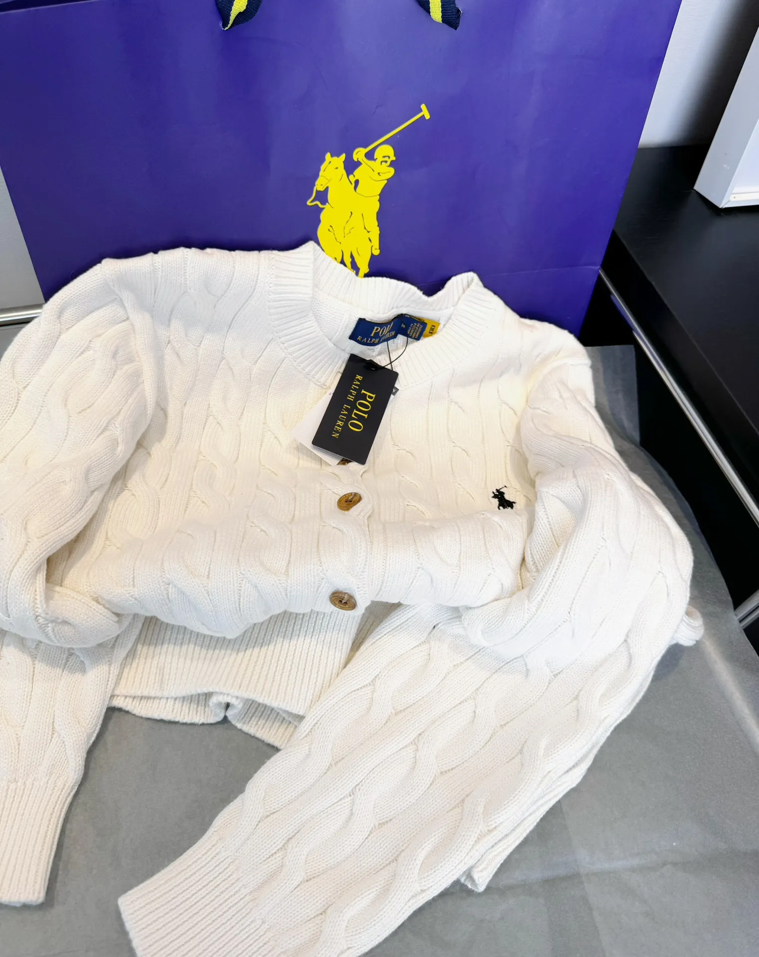 🅿️240 Style number: L05 (white) Ralph Lauren RL classic war horse logo embroidery on the chest cable pattern twist button round neck long sleeves buttoned knitted sweater cardigan jacket Color: SIZE: XS S M L Size reference # Length Bust Shoulder width 64 52 45 I will always love sweet girls. The soft and glutinous🧶🫶 style is a very classic cable sweater. It has an American retro college style. It feels very comfortable. It is a must-have item for spring, autumn and winter wardrobes. It also looks good when layered as an inner layer in cold weather. High-density LOGO embroidery on the chest, and original customization of tag accessories. Made of pure cotton yarn 🧶 blended with wool, pure cotton is skin-friendly and comfortable, small label war horse embroidered twist turtleneck sweater 🐎 high quality. Follow the blogger to learn how to wear it! Let’s get a Ralph Lauren cable sweater. It’s a super hard-to-find series after it became popular. It’s hard to find one on the official website. It’s simple and practical to wear, with a lazy and loose feel. The thickened fabric has a more texture, soft and delicate feel, and a loose fit. Whether worn alone or layered, you can wear different styles of fashion with just one piece. ⚠️Contains wool products🦙 Pay attention to the washing method to avoid shrinkage
